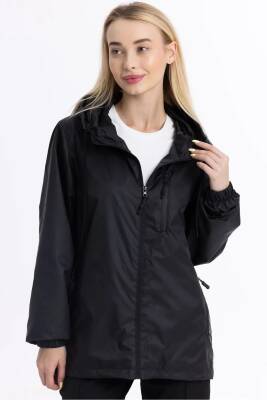 İçi Astarlı Su ve Rüzgar Geçirmez Cepli Kadın Yağmurluk
