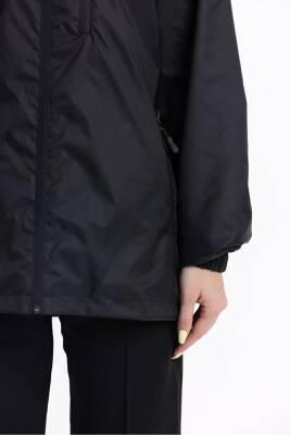 İçi Astarlı Su ve Rüzgar Geçirmez Cepli Kadın Yağmurluk - 5