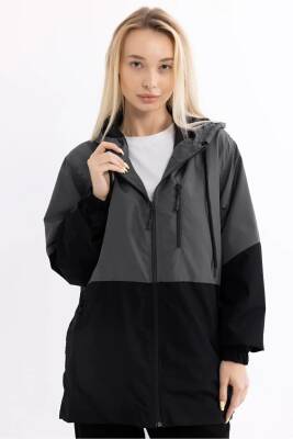 İçi Astarlı Su ve Rüzgar Geçirmez Cepli Kadın Yağmurluk