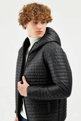 İçi Astarlı Su ve Rüzgar Geçirmez Cepli Kapüşonlu Erkek Mont