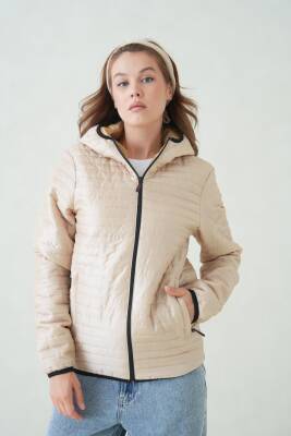 İçi Astarlı Su ve Rüzgar Geçirmez Cepli Kapüşonlu Kadın Mont - 4