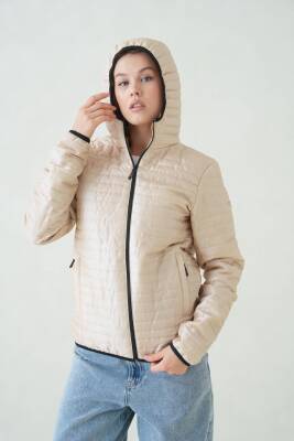 İçi Astarlı Su ve Rüzgar Geçirmez Cepli Kapüşonlu Kadın Mont - 5