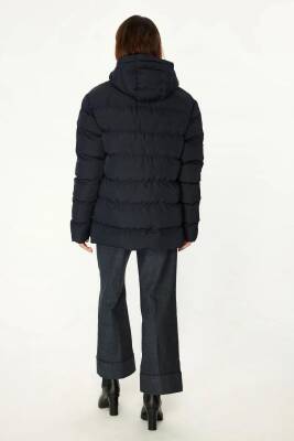 İçi Astarlı Su ve Rüzgar Geçirmez Cepli Kapüşonlu Kadın Mont - 6