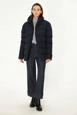 İçi Astarlı Su ve Rüzgar Geçirmez Cepli Kapüşonlu Kadın Mont - 2