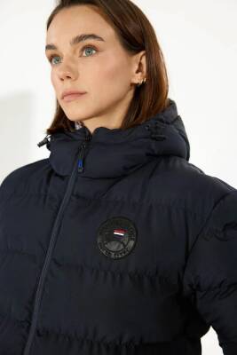 İçi Astarlı Su ve Rüzgar Geçirmez Cepli Kapüşonlu Kadın Mont - 4