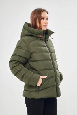 İçi Astarlı Su ve Rüzgar Geçirmez Cepli Kapüşonlu Kadın Mont - 9