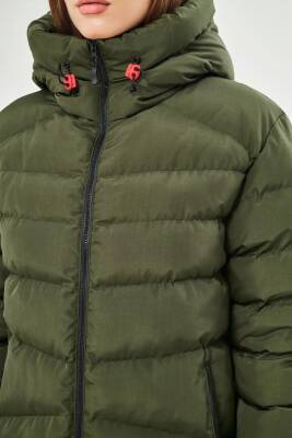 İçi Astarlı Su ve Rüzgar Geçirmez Cepli Kapüşonlu Kadın Mont - 11