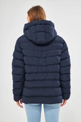 İçi Astarlı Su ve Rüzgar Geçirmez Cepli Kapüşonlu Kadın Mont - 18