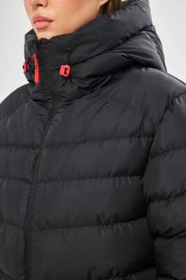 İçi Astarlı Su ve Rüzgar Geçirmez Cepli Kapüşonlu Kadın Mont - 23