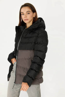 İçi Astarlı Su ve Rüzgar Geçirmez Cepli Kapüşonlu Kadın Mont - 4