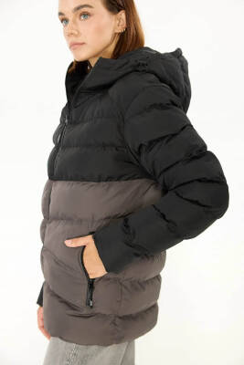 İçi Astarlı Su ve Rüzgar Geçirmez Cepli Kapüşonlu Kadın Mont - 5