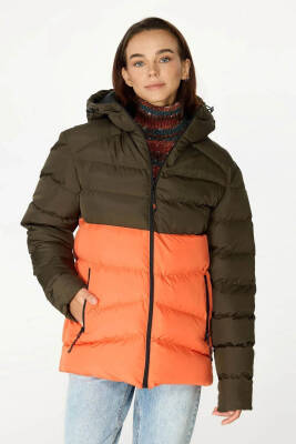 İçi Astarlı Su ve Rüzgar Geçirmez Cepli Kapüşonlu Kadın Mont - 12