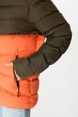 İçi Astarlı Su ve Rüzgar Geçirmez Cepli Kapüşonlu Kadın Mont - 16