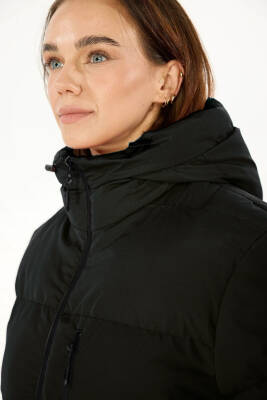 İçi Astarlı Su ve Rüzgar Geçirmez Cepli Kapüşonlu Kadın Mont - 23