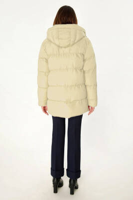 İçi Astarlı Su ve Rüzgar Geçirmez Cepli Kapüşonlu Kadın Mont - 36