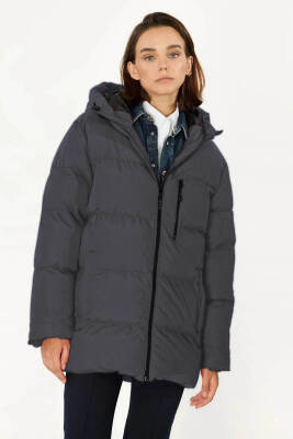 İçi Astarlı Su ve Rüzgar Geçirmez Cepli Kapüşonlu Kadın Mont