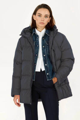 İçi Astarlı Su ve Rüzgar Geçirmez Cepli Kapüşonlu Kadın Mont - 2