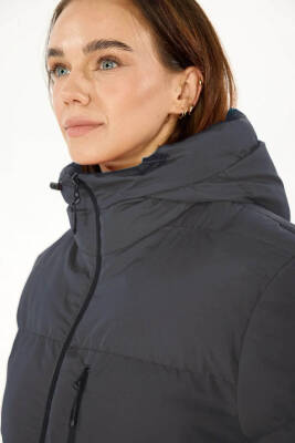 İçi Astarlı Su ve Rüzgar Geçirmez Cepli Kapüşonlu Kadın Mont - 4