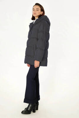 İçi Astarlı Su ve Rüzgar Geçirmez Cepli Kapüşonlu Kadın Mont - 5