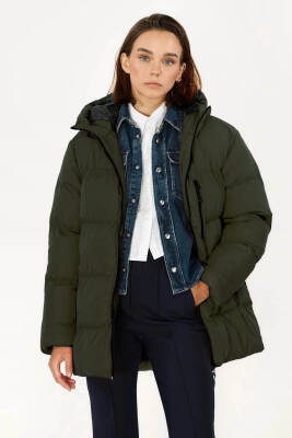 İçi Astarlı Su ve Rüzgar Geçirmez Cepli Kapüşonlu Kadın Mont - 8