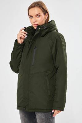 İçi Astarlı Su ve Rüzgar Geçirmez Cepli Kapüşonlu Kadın Mont - 2