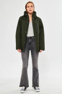 İçi Astarlı Su ve Rüzgar Geçirmez Cepli Kapüşonlu Kadın Mont - 4