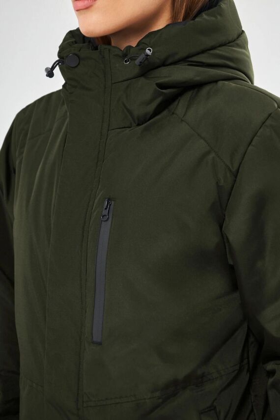 İçi Astarlı Su ve Rüzgar Geçirmez Cepli Kapüşonlu Kadın Mont - 5