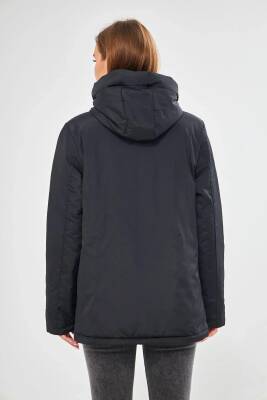 İçi Astarlı Su ve Rüzgar Geçirmez Cepli Kapüşonlu Kadın Mont - 18