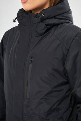 İçi Astarlı Su ve Rüzgar Geçirmez Cepli Kapüşonlu Kadın Mont - 17