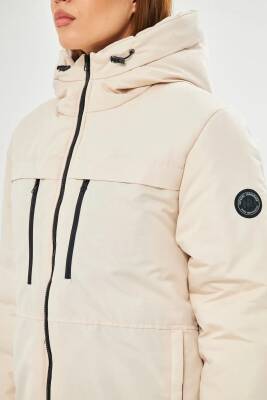 İçi Astarlı Su ve Rüzgar Geçirmez Cepli Kapüşonlu Kadın Mont - 5