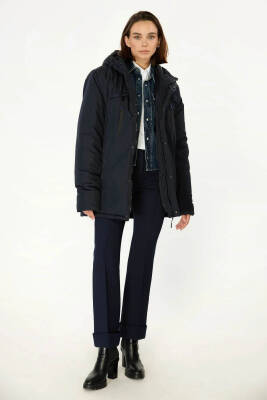 İçi Astarlı Su ve Rüzgar Geçirmez Cepli Kapüşonlu Kadın Mont - 9