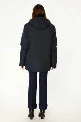 İçi Astarlı Su ve Rüzgar Geçirmez Cepli Kapüşonlu Kadın Mont - 12