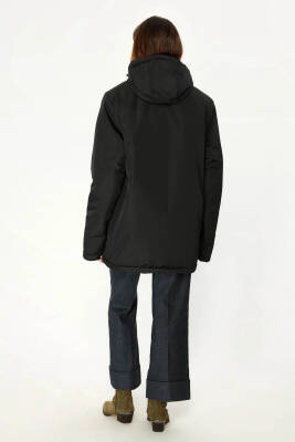 İçi Astarlı Su ve Rüzgar Geçirmez Cepli Kapüşonlu Kadın Mont - 18