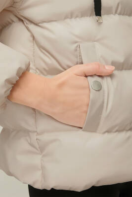 D1fference İçi Astarlı Cepli Kapüşonlu Jel Elyaflı Su ve Rügar Geçirmez Kadın Kışlık Mont - 48