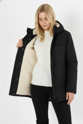 İçi Kürklü Su ve Rüzgar Geçirmez Cepli Kapüşonlu Kadın Mont