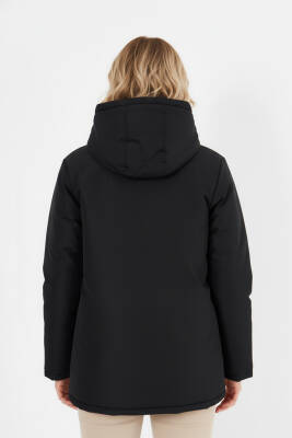 İçi Kürklü Su ve Rüzgar Geçirmez Cepli Kapüşonlu Kadın Mont - 6