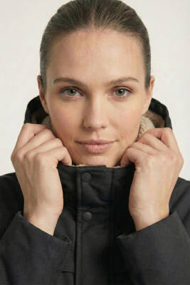 D1fference İçi Kürklü Cepli Kapüşonlu Jel Elyaflı Su ve Rügar Geçirmez Kadın Kışlık Mont - 11