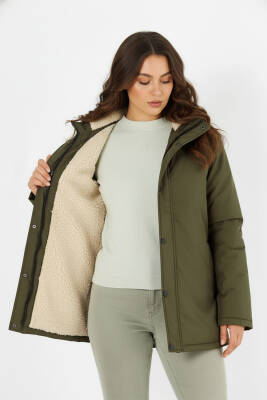 İçi Kürklü Su ve Rüzgar Geçirmez Cepli Kapüşonlu Kadın Mont - 8