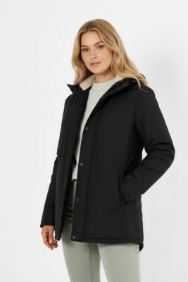 İçi Kürklü Su ve Rüzgar Geçirmez Cepli Kapüşonlu Kadın Mont